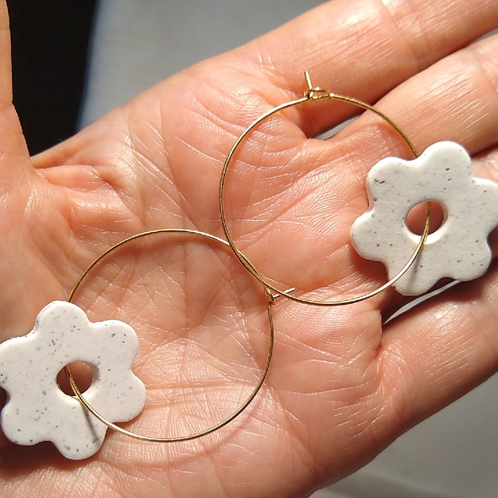 cute!  lightweight Polymer Clay Gold and White Flower Hoop Earrings